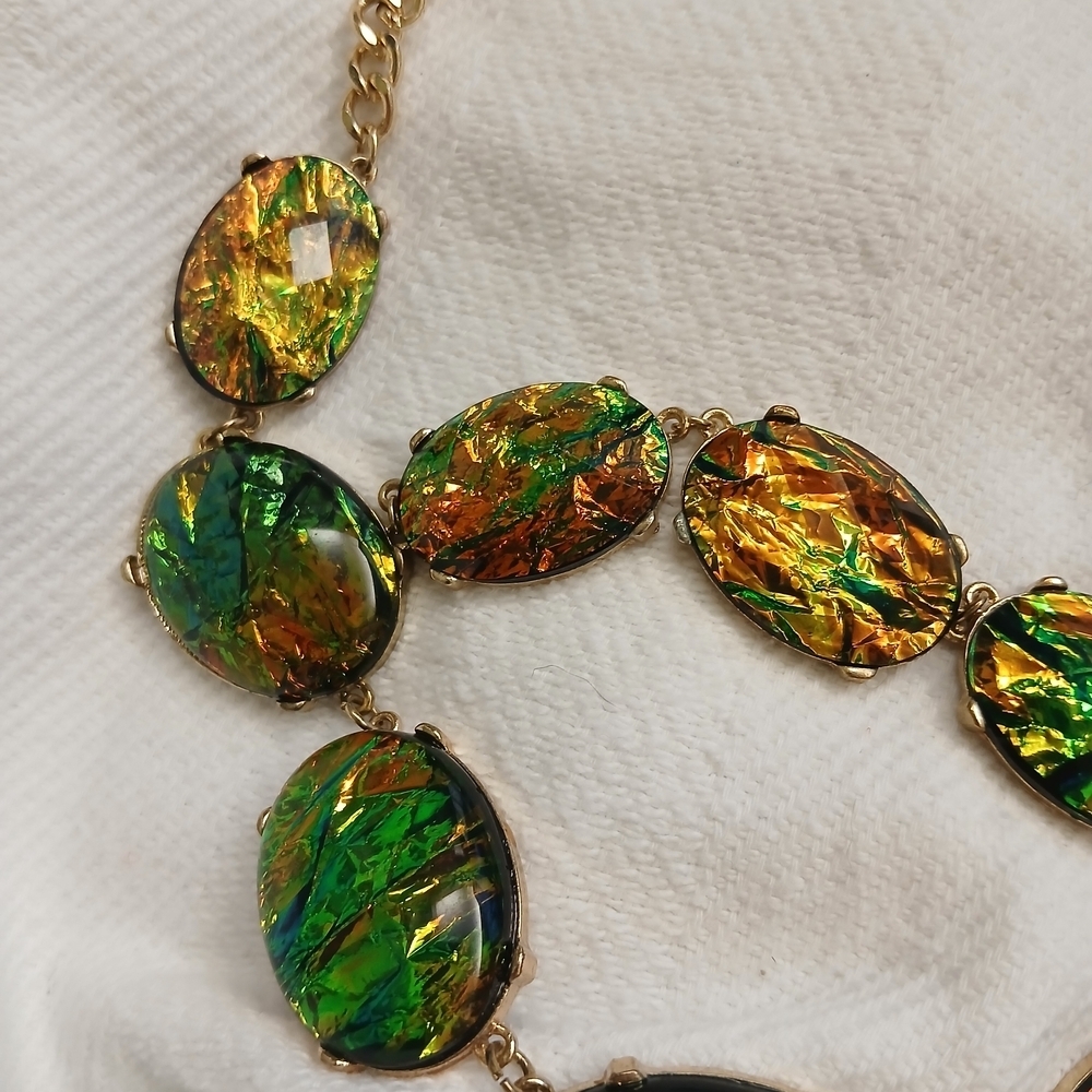 Elegant Multicolor Necklace with Faux Gold Chain. - Picture 3 of 4
